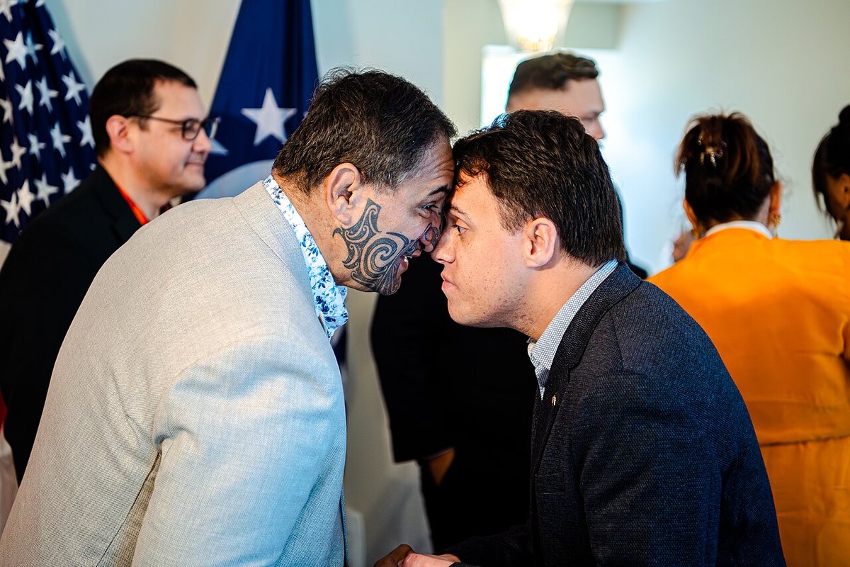Pozdrav hongi, přitisknutí nosu a čela, na recepci k Týdnu maorského jazyka (Te Wiki o te Reo Māori) ve Wellingtonu 19. září 2024. Muž vlevo má tetování obličeje v maorském stylu (moko).