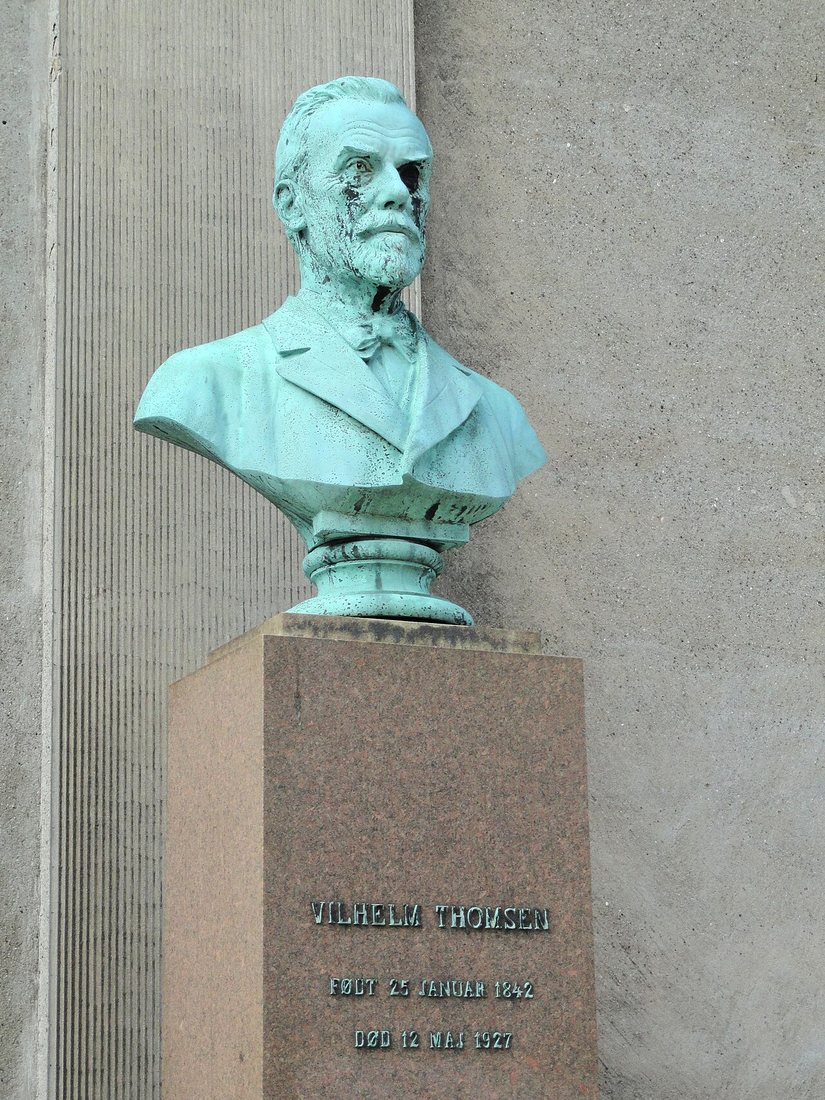 Bronzová busta Vilhelma Thomsena na náměstí Frue Plads v Kodani.