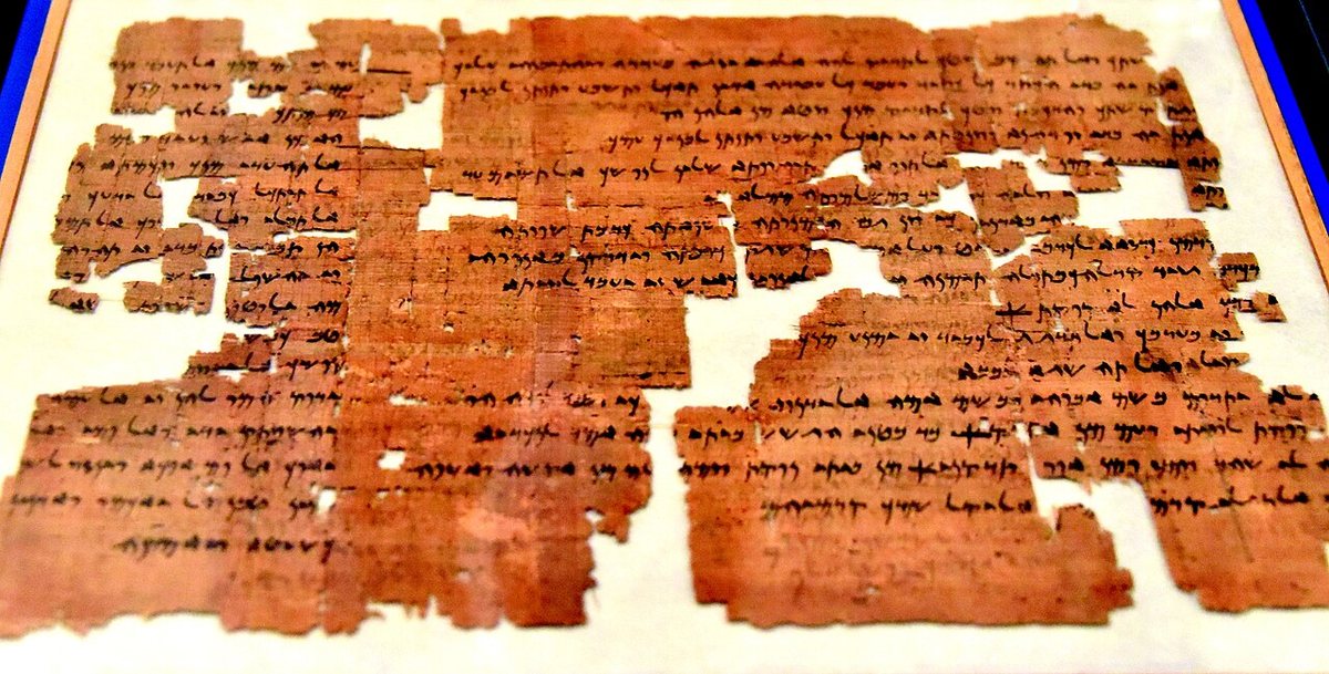 Papyrus s Příběhem moudrého Achikara v aramejštině, 5. století př. n. l., z Elefantiny v Egyptě. Egyptské muzeum a sbírka papyrů v Berlíně, vystaveno v Neues Museum.