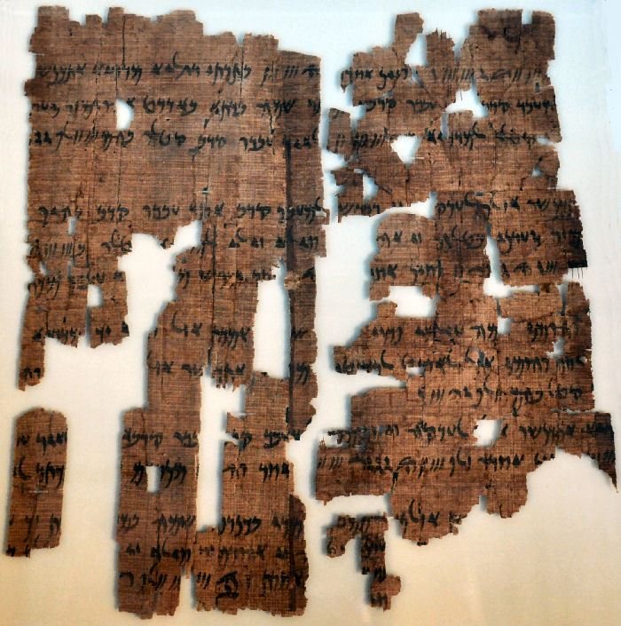 Aramejský překlad behistunského nápisu na papyru z Elefantiny v Egyptě, z doby Dáreia II. (konec 5. století př. n. l.).