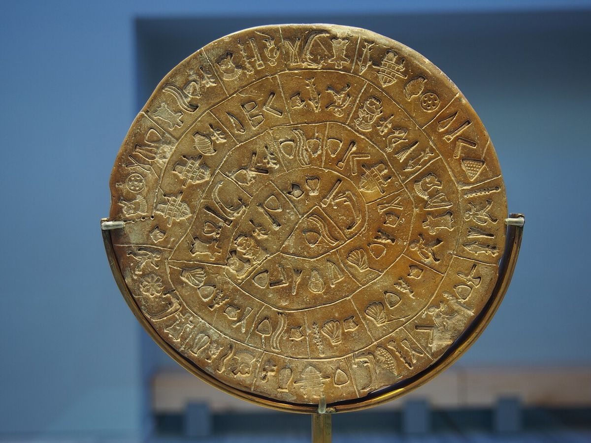 Disk z Faistu (strana B), s otisky znaků vtlačenými razidly. Archeologické muzeum v Iraklionu.