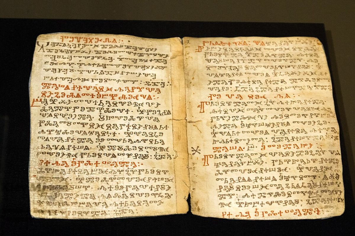Kyjevské listy, obvykle pokládané za nejstarší dochovaný hlaholský rukopis (10. století), pravděpodobně z Čech nebo Moravy; faksimile z výstavy.