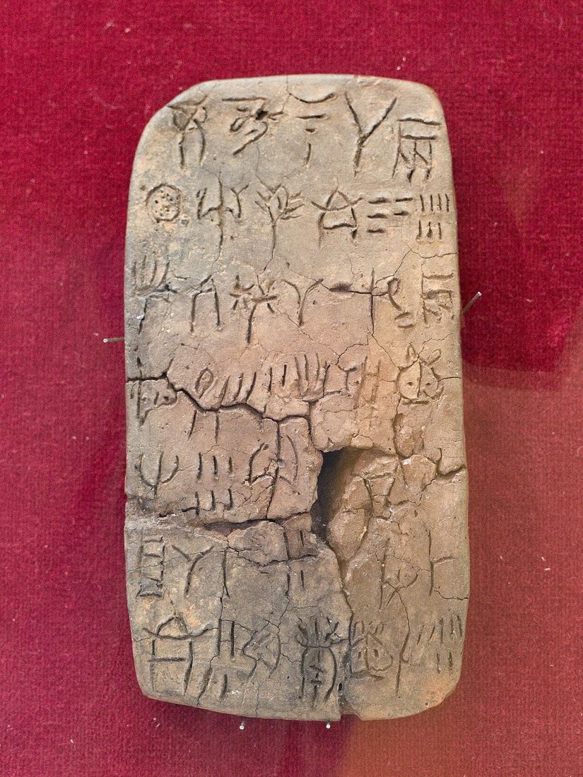 Tabulka v lineárním písmu A ze Zakru na Krétě. Záznam snad počítá množství vína; jazyk zůstává neznámý. Archeologické muzeum v Sitii.