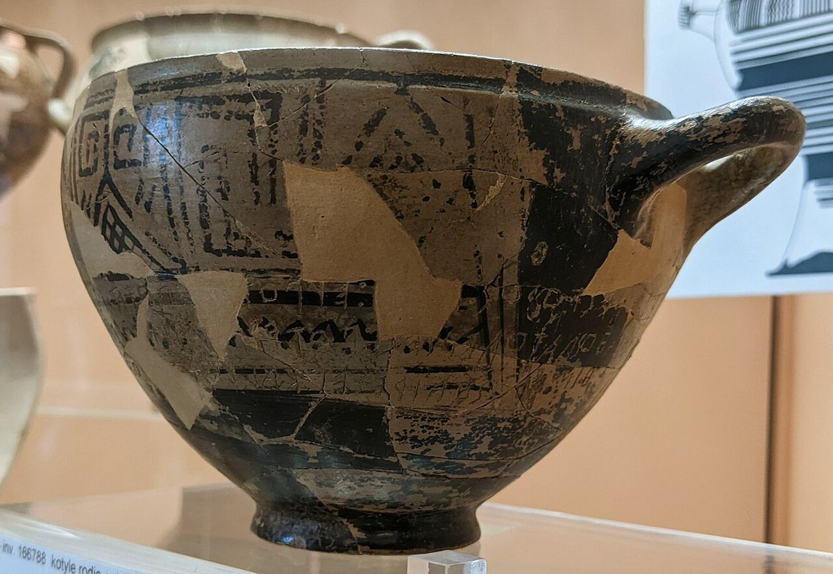 Nestorův pohár z Pithekússai na ostrově Ischia (8. století př. n. l.) s veršovaným nápisem. Archeologické muzeum Pithekússai.