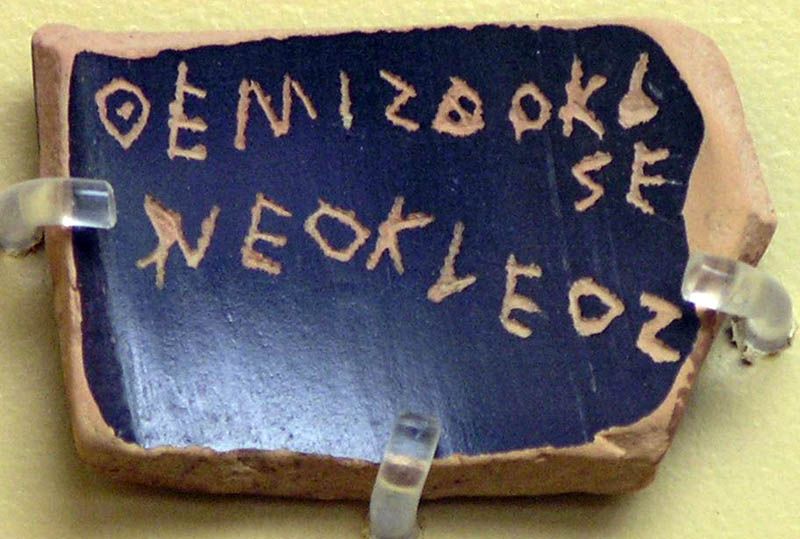 Střep (ostrakon) se jménem Themistokla, syna Neokleova, z hlasování o vypovězení občana z Atén (asi 482 př. n. l.). Muzeum starověké agory, Atény.