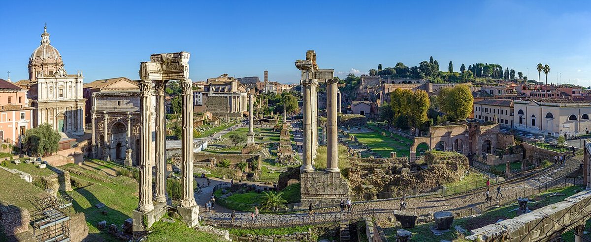 Forum Romanum v Římě při pohledu z Kapitolských muzeí. V severozápadní části fóra, v prostoru nejstaršího shromaždiště (comitium), leží pod černou mramorovou dlažbou zvanou Lapis Niger kamenný blok s jedním z nejstarších latinských nápisů.