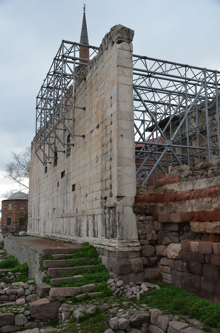 Chrám Augusta a Romy v Ankaře, antické Ankyře. Na jeho stěnách se dochoval nejúplnější opis Augustových Res gestae, latinsky i v řeckém překladu (Monumentum Ancyranum).