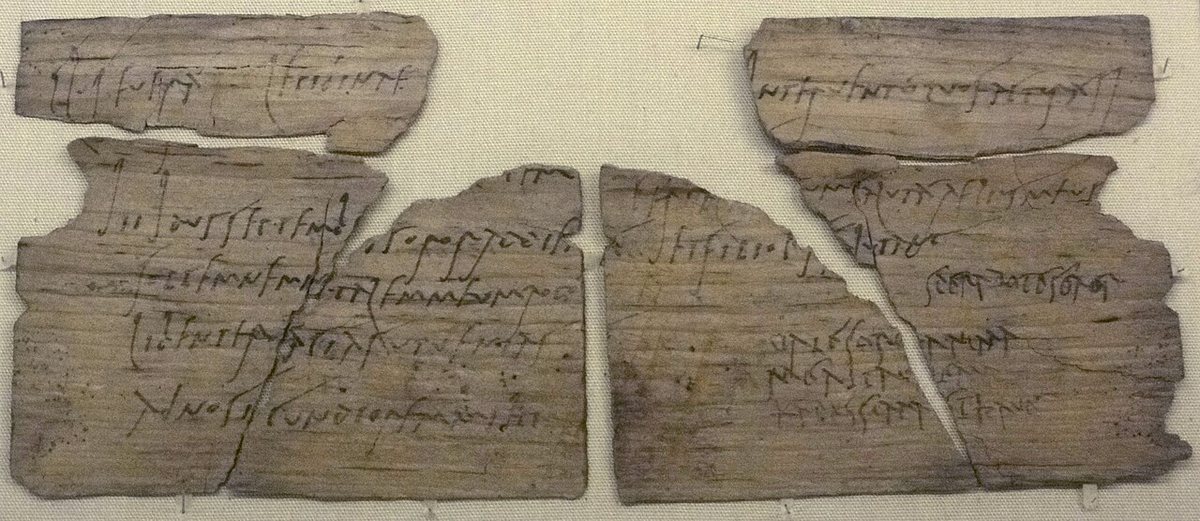 Tabulka č. 291 z Vindolandy, asi 100 n. l.: Claudia Severa zve Sulpicii Lepidinu na oslavu svých narozenin. Většinu textu napsal písař, závěrečný pozdrav vpravo dole připsala Claudia Severa vlastní rukou. Britské muzeum, Londýn.