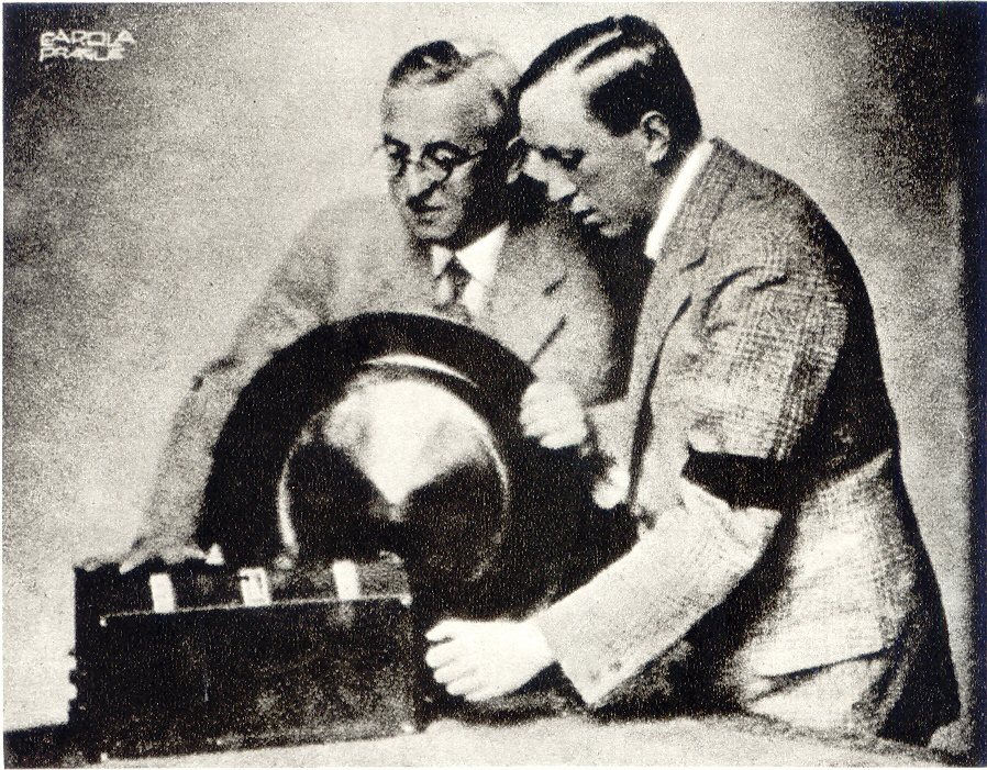 Josef Čapek (vlevo, s brýlemi) a Karel Čapek u rozhlasového přijímače.