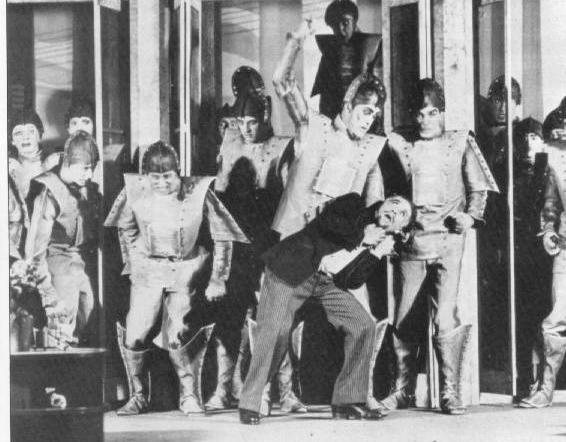 Roboti na scéně: R.U.R. v podání zájezdového souboru newyorské Theatre Guild, 1928–1929.