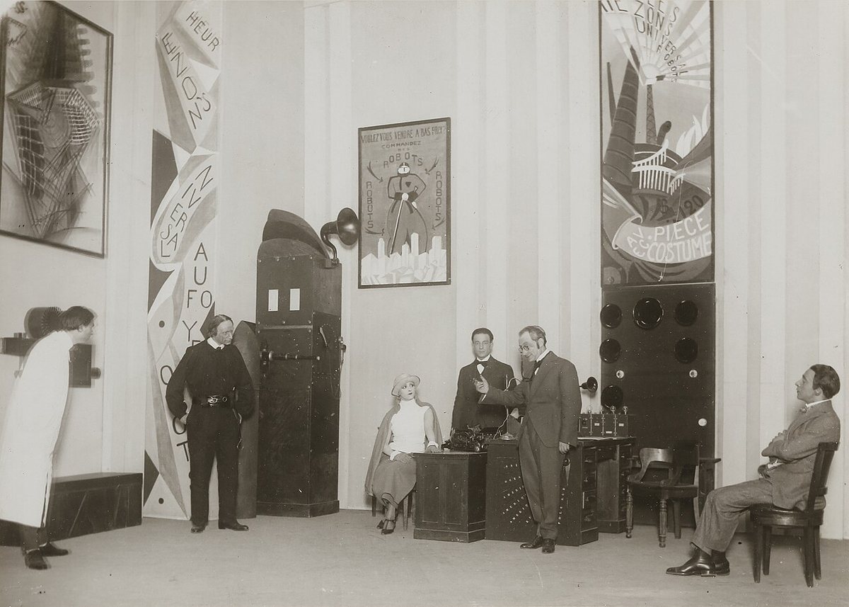 R.U.R. v pařížském divadle Comédie des Champs-Élysées v režii Fjodora Komissarževského, 26. března 1924. Fotografie Henri Manuel.