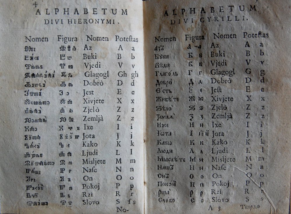 Slabikář vytištěný v Římě roku 1753 (připravil ho Matej Karaman). Vlevo hlaholská „abeceda svatého Jeronýma“, vpravo cyrilská „abeceda svatého Cyrila“; u každého písmene je jeho staroslověnské jméno (Az, Buki, Vjedi, Glagogl, Dobro…) a latinská hodnota.