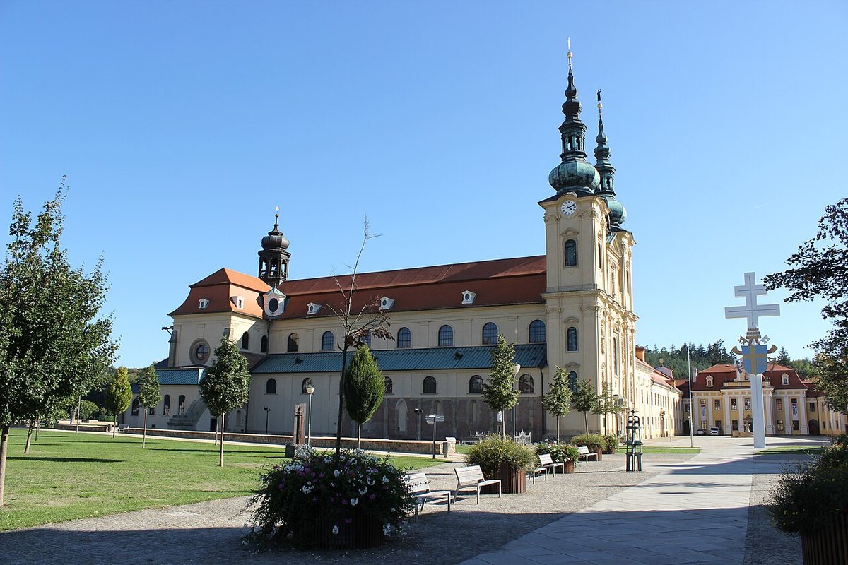 Bazilika Nanebevzetí Panny Marie a sv. Cyrila a Metoděje na Velehradě. Cisterciácký klášter zde vznikl roku 1205; místo se tradičně spojuje s velkomoravskou minulostí nedalekého Starého Města a je hlavním poutním místem cyrilometodějské úcty.