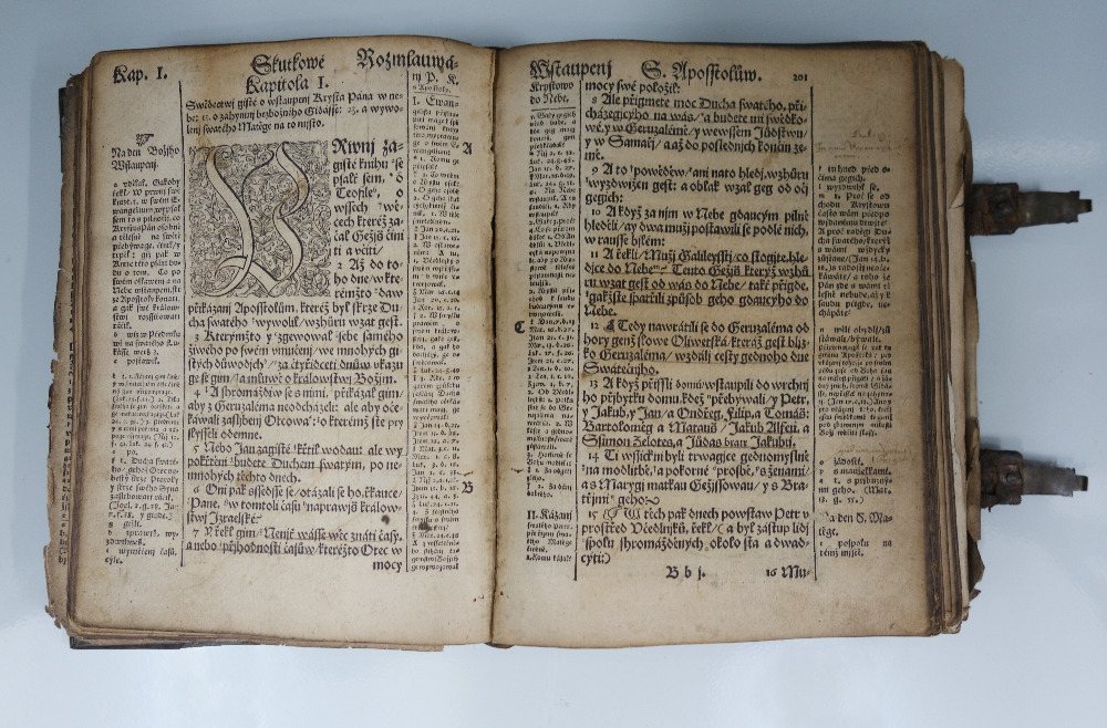 Začátek Skutků apoštolů v šestém dílu Bible kralické (Nový zákon, 1593). Uprostřed je biblický text, po stranách úzké sloupce odkazů na souběžná místa a výkladových poznámek. Muzeum jihovýchodní Moravy ve Zlíně.